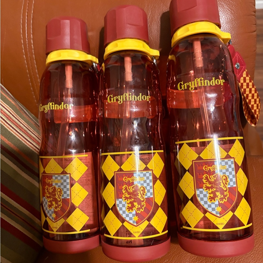 HARRY POTTER Gryffindor Red Water Bottle with Keychain Strap. 3 NWT BOTTLES